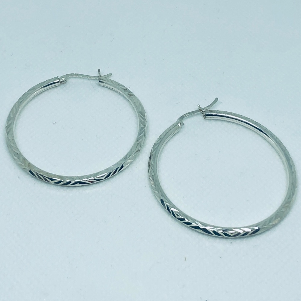 PRECIOUS HOOPS- DIAMOND CUT DETAILS- 925 SS - Picture 8 of 9